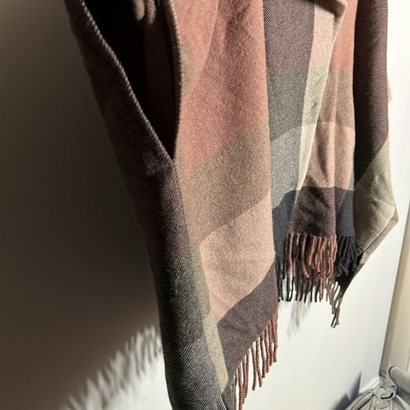 Etro Milano Wool Poncho - Picture 6 of 15